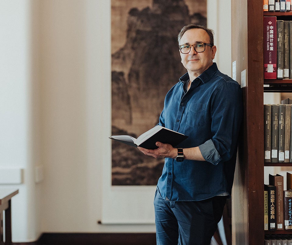 Flavio Cunha reading a book
