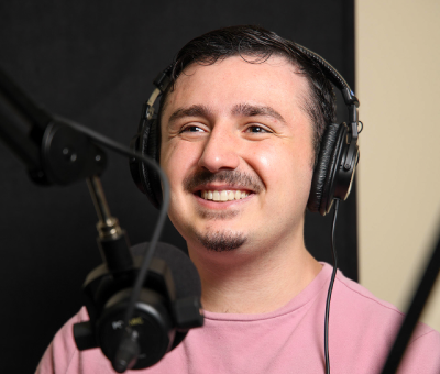 Photo of Steven Burgess ’27 at the mic