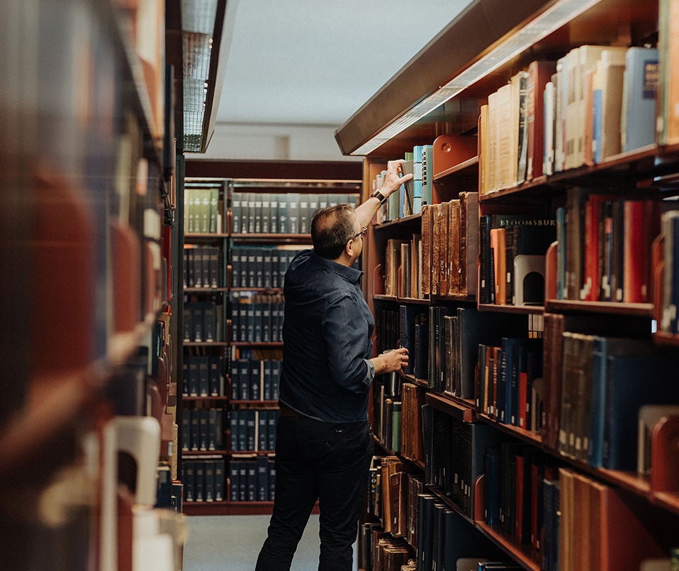 Flavio looking through the library